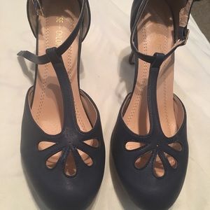 Chase + Chloe Vintage Style Navy Pumps